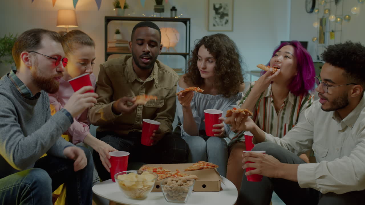 amigos disfrutando de la pizza en casa