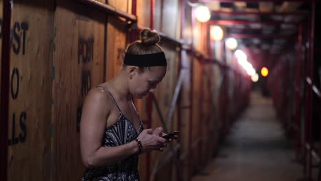 Mujeres-Preocupadas-Esperando-En-Un-Callejón-Espeluznante-A-Cámara-Lenta