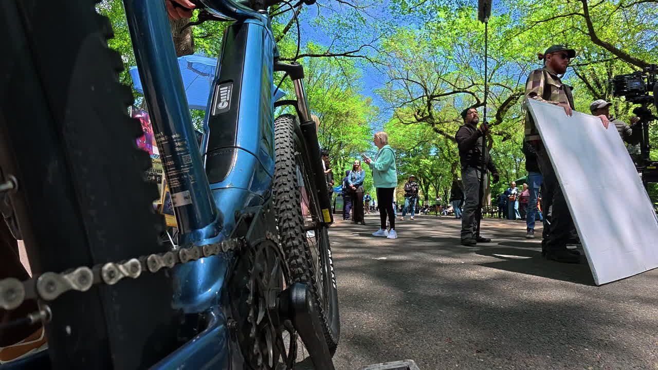 Nueva York, EE. UU., 12 de agosto de 2025: Ciclistas descansando en Central Park. Gente con bicicletas descansando en un sendero soleado en Central Park, Nueva York.