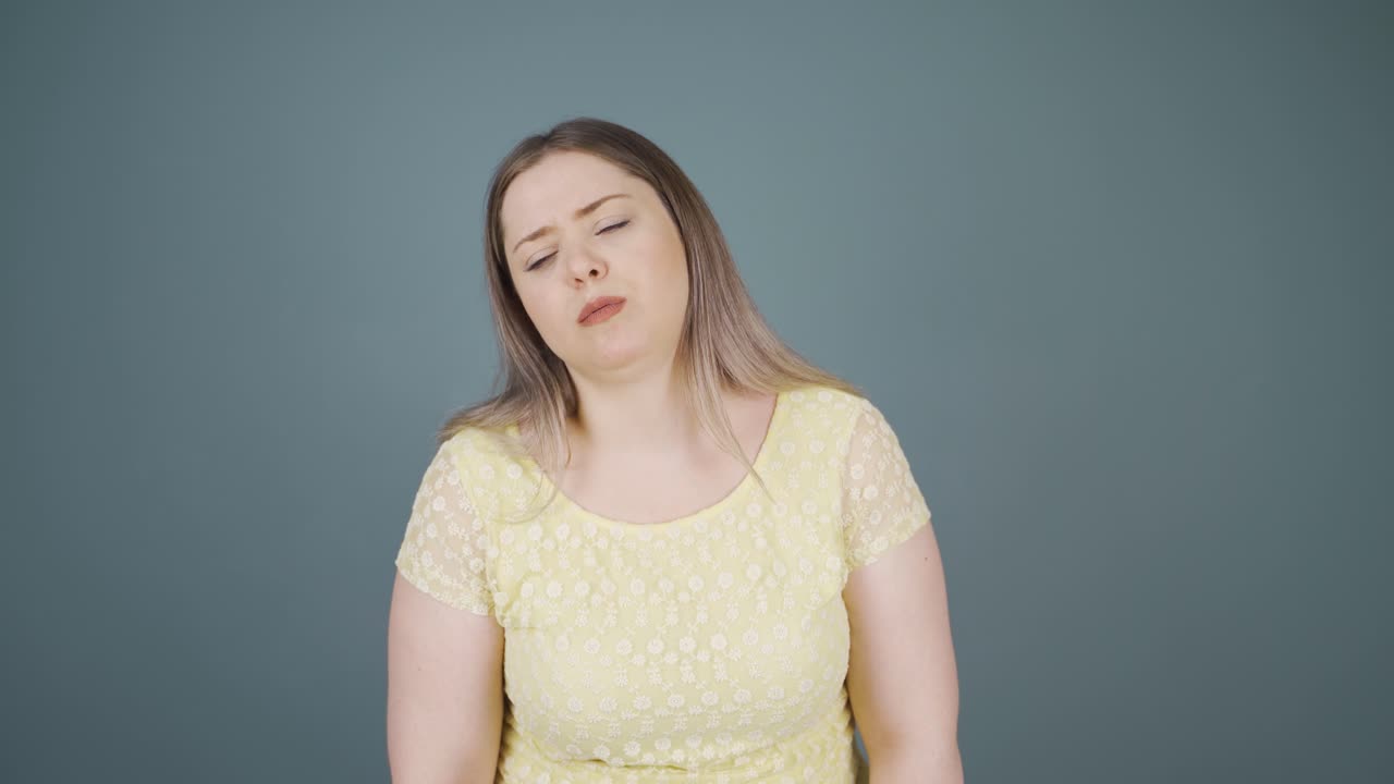 피곤해 보이는 젊은 여성.