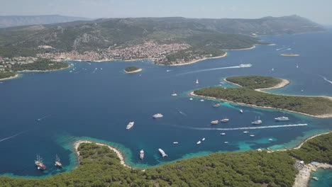 Antena-Giratoria-Revela-La-Ciudad-De-Hvar-En-La-Costa-Croata-Del-Mar-Adriático