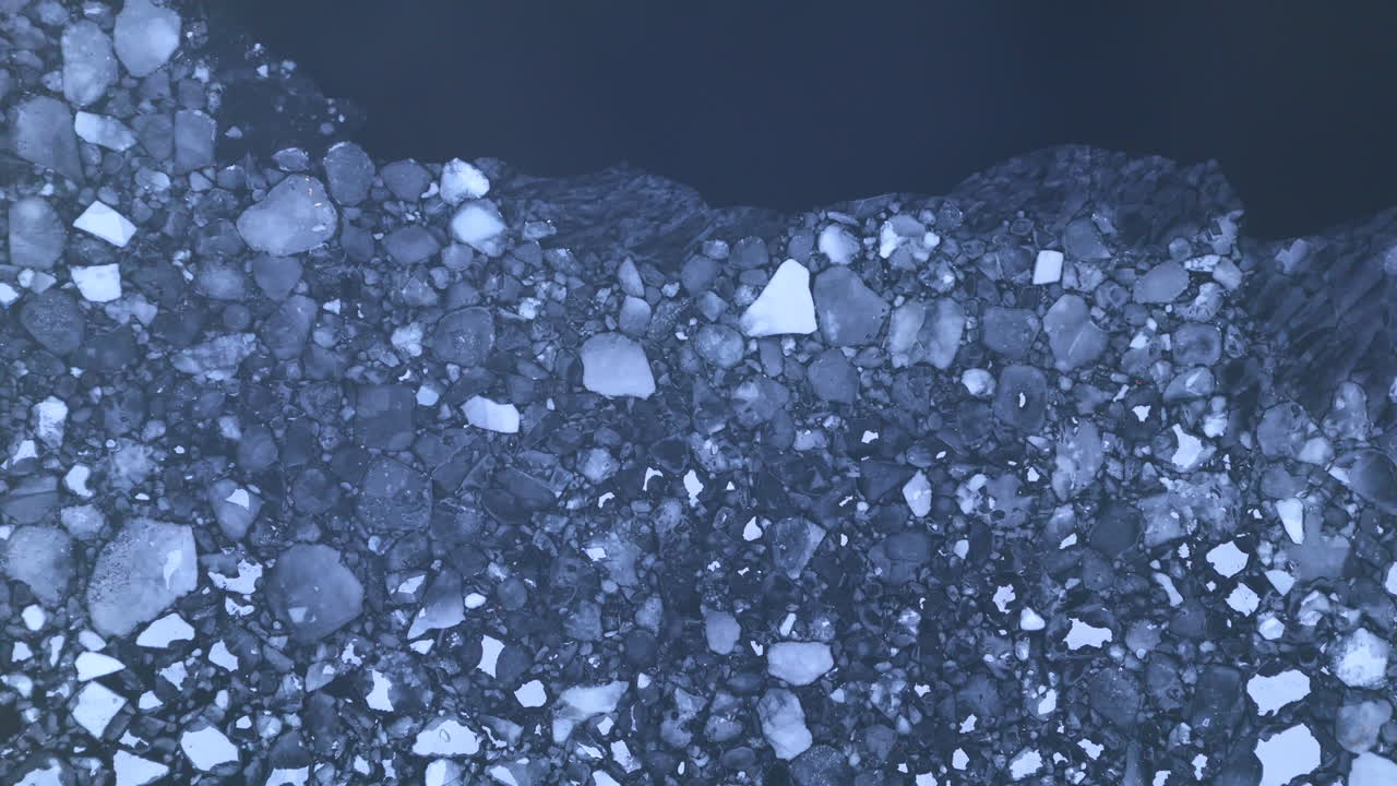 плавающие куски полярного льда в океане, сверху вниз