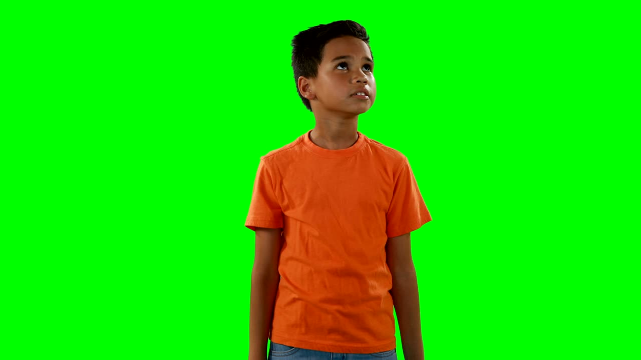 niño sonriente tocando la pantalla digital 4k