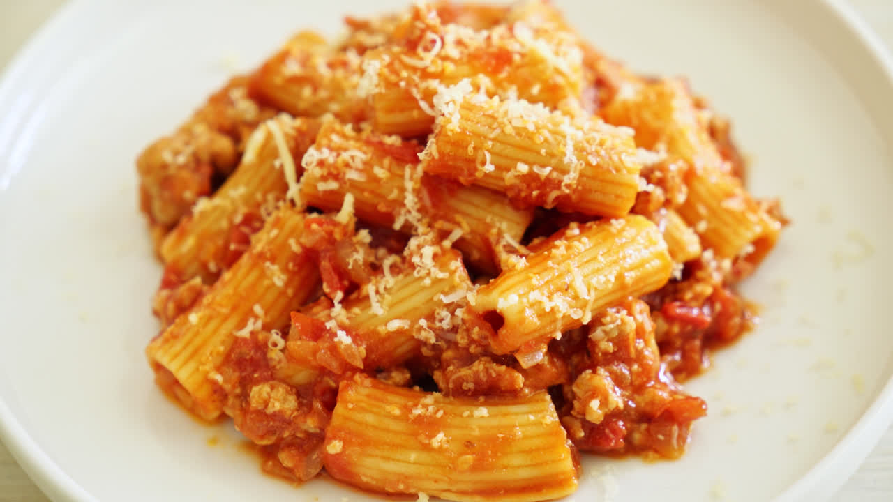 치즈를 곁들인 볼로네제 리가토니 파스타 - 전통 이탈리아 파스타