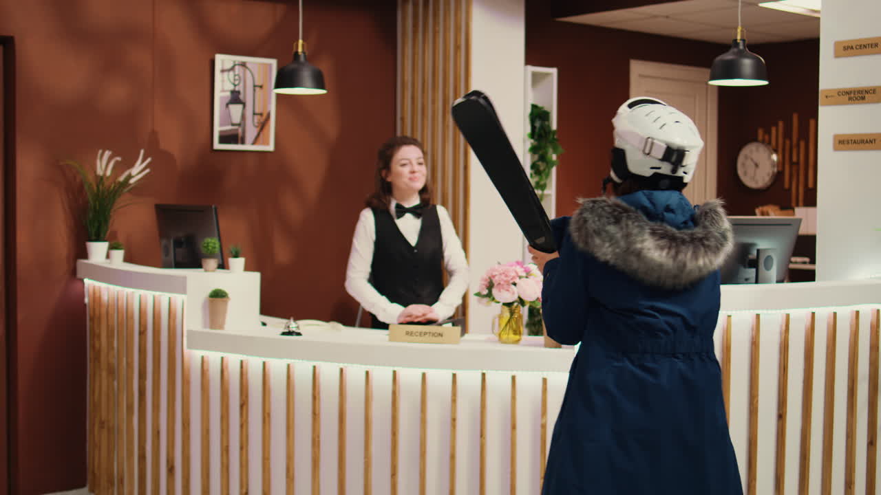 아시아인 손님 이 스키 에 대해 직원 들 에게 이야기 하고 있다