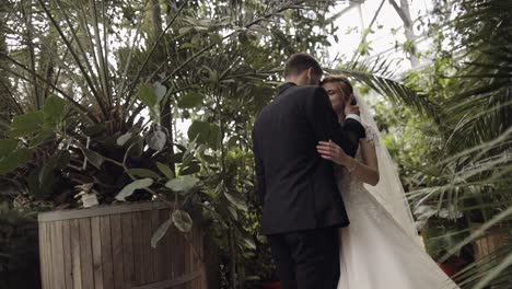 recién casados. novio caucásico con la novia en el parque. pareja de bodas. familia feliz