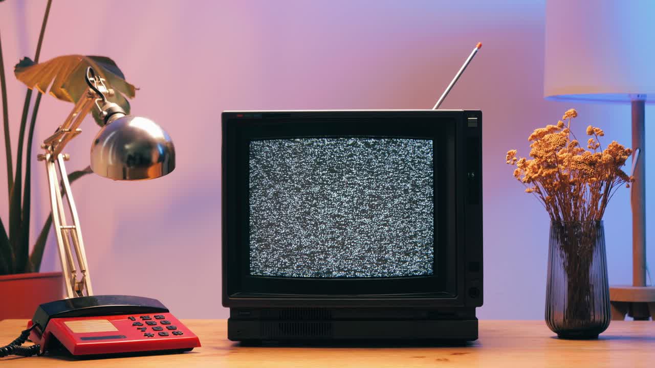 tv retro, televisión vintage en una configuración nostálgica, una tv retro muestra grano en la pantalla, dispositivo aterrador de la noche de halloween bueno para la llave de croma y la pantalla verde. imágenes de alta calidad 4k