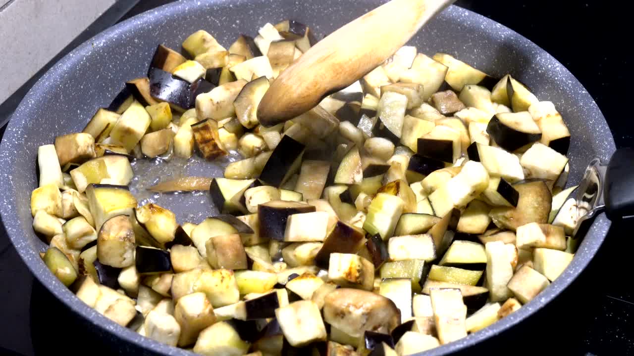 Cottura di melanzane, Cucina mediterranea, 4k.