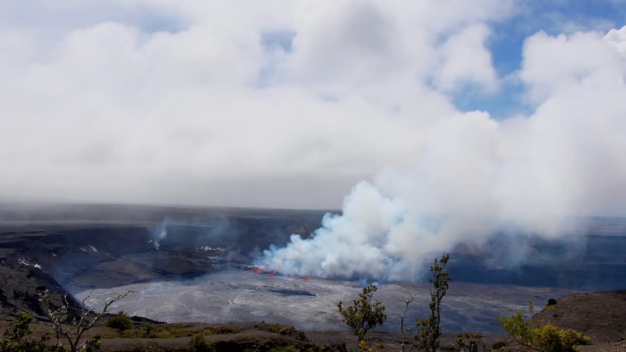 erupción del cráter kilauea el 11 de septiembre vista desde el oeste con un lago de lava enfriado con corteza y varias fuentes día 2 de la erupción