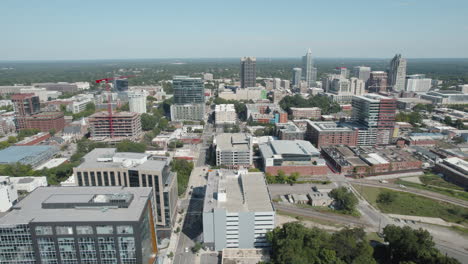 Toma-De-Drones-Del-Centro-De-Raleigh-Carolina-Del-Norte-En-Un-Día-Soleado-En-El-Verano,-Aumento-De-Imágenes-Aéreas