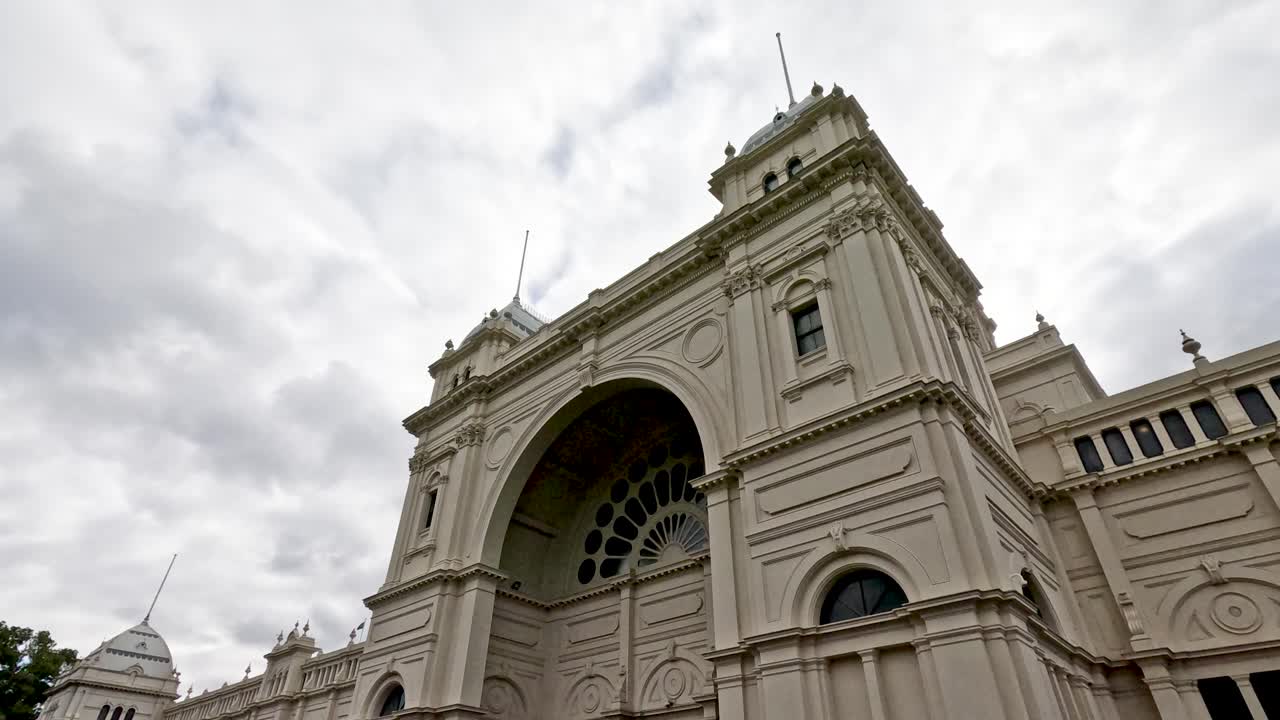 멜버른의 구름이 가득한 하늘 아래의 역사적인 건축물