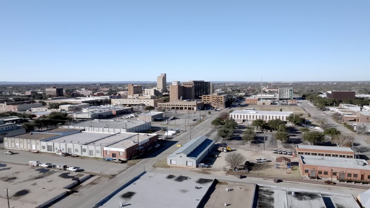 centro de abilene, texas con video de avión no tripulado moviéndose en un círculo de tiro amplio