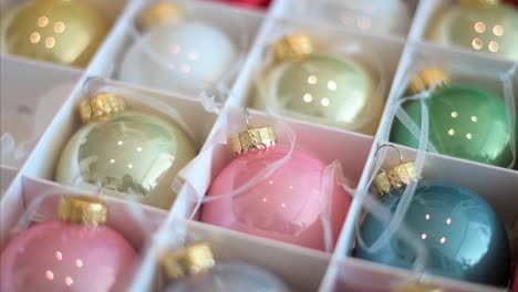 vista de cerca de las bolas de árboles de navidad vibrantes empaquetadas en una caja