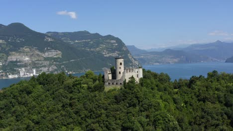 Luftaufnahme-Der-Festung-Martinengo-Mit-Blick-Auf-Den-Golf-Von-Sensole