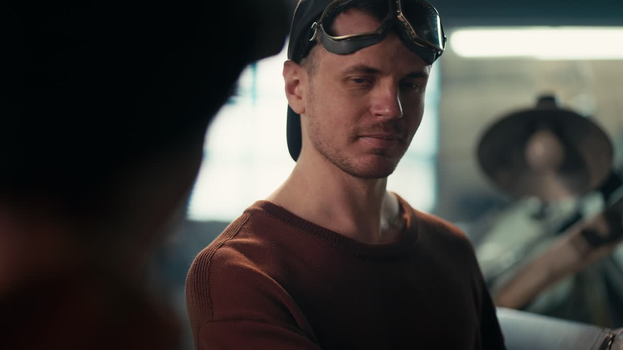 el arte del mantenimiento automotriz: una mirada de cerca a la artesanía de un mecánico de chaqueta marrón