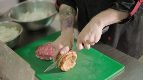 chef asando hamburguesas en la parrilla al aire libre