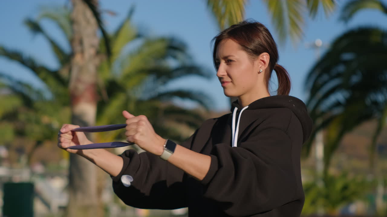 mujer haciendo ejercicio con banda de resistencia al aire libre