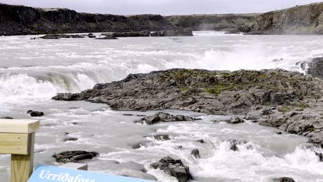 Island-–-Golden-Circle-–-Meisterwerke-Der-Natur:-Die-Atemberaubenden-Wasserfälle-Des-Golden-Circle