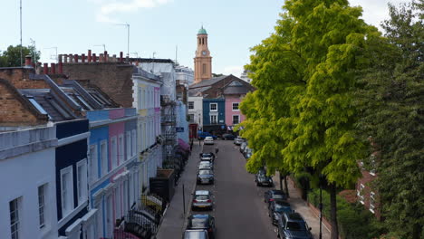 Hacia-Adelante-Revelan-Casas-Adosadas-Alrededor-De-La-Calle-En-El-Barrio-Urbano.-Aparcamiento-De-Coches-A-Ambos-Lados-De-La-Carretera.-Londres,-Reino-Unido