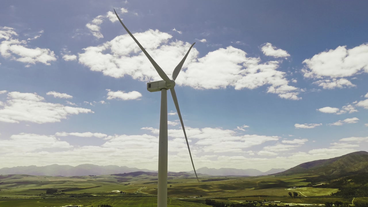 Turbina eolica che ruota in un paesaggio rurale
