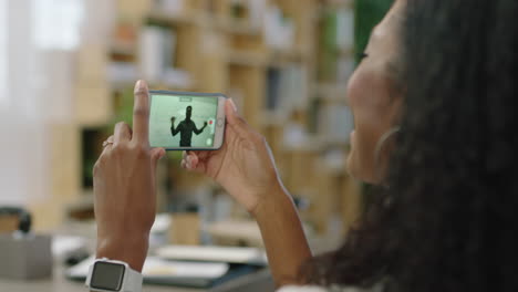 Mujer-De-Negocios-Afroamericana-Que-Usa-Un-Teléfono-Inteligente-Para-Grabar-Un-Video-De-Una-Reunión-De-Presentación-En-La-Sala-De-Juntas-Con-Una-Cámara-De-Teléfono-Móvil-Compartiendo-Una-Conferencia-De-Capacitación-De-Empresarios-En-Las-Redes-Sociales-De-Cerca