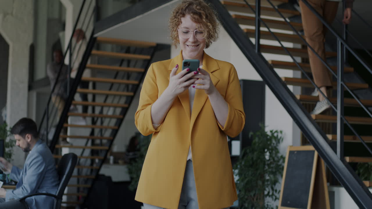Donna che usa il telefono in ufficio
