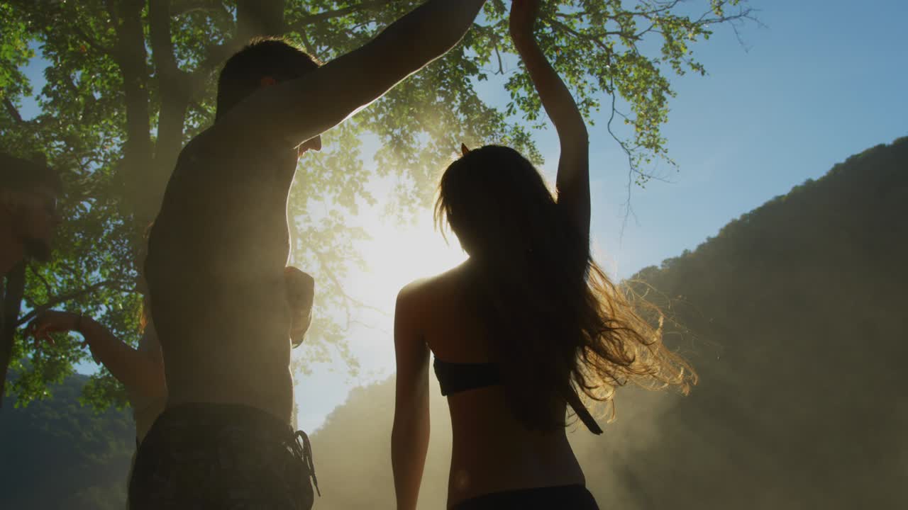 수영복을 입고 야외에서 춤을 추는 사람들