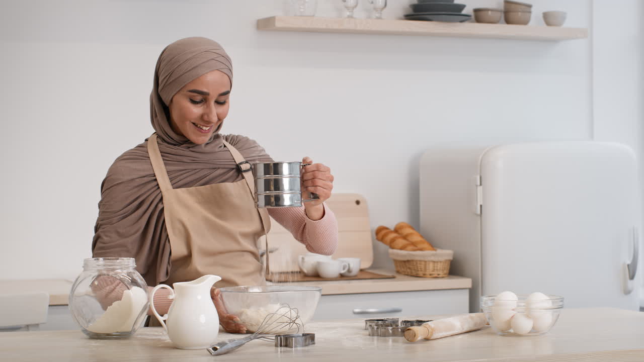 Wanita Memanggang di Dapur