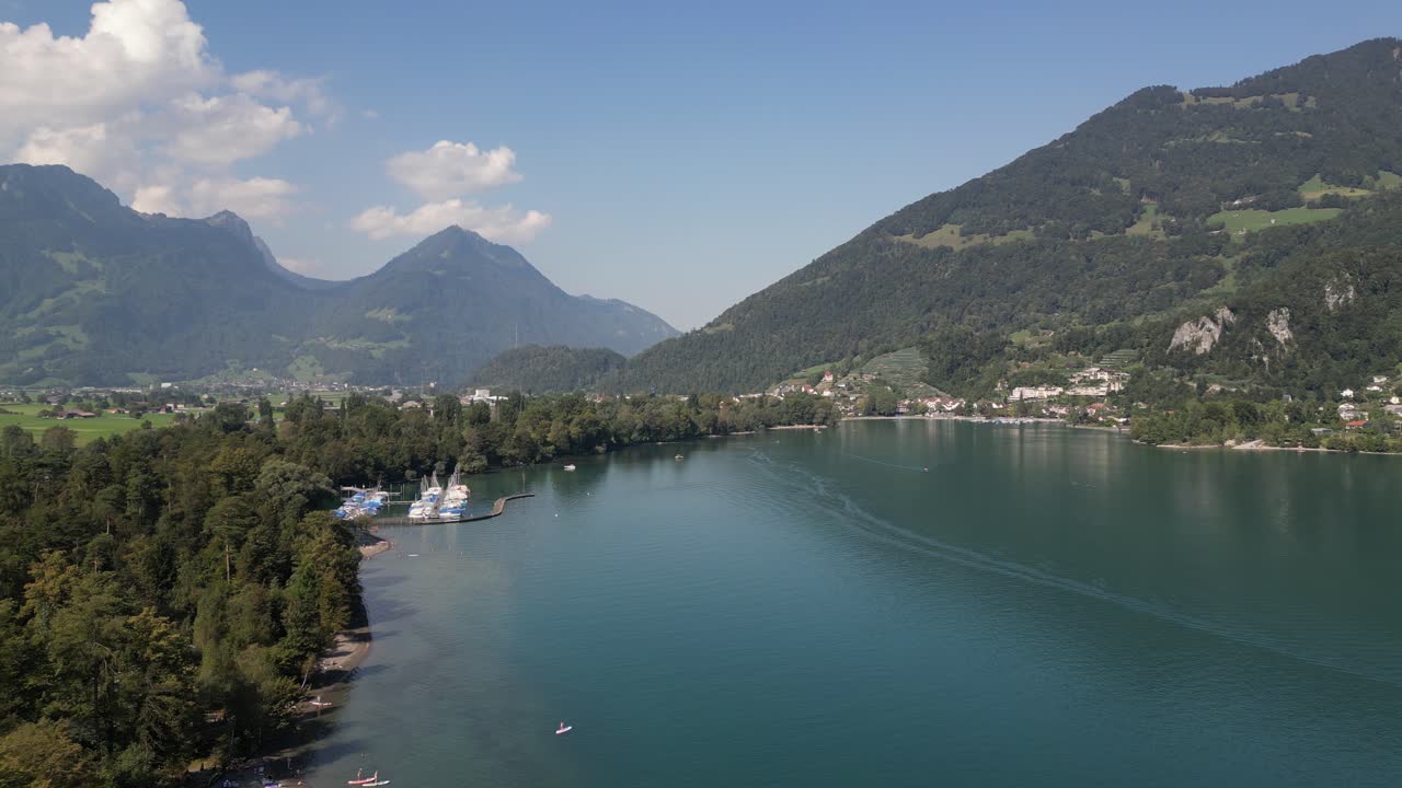 vista aérea de hermosos lagos en europa junto con deportes acuáticos y barcos de pesca