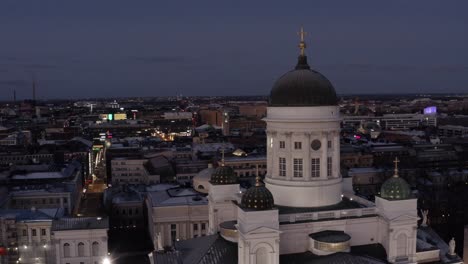 vista aérea de la catedral de helsinki y del centro de la ciudad al fondo