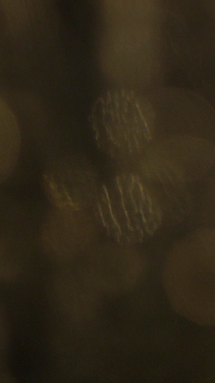 Riflessi di luce bokeh dorati astratti su sfondo scuro