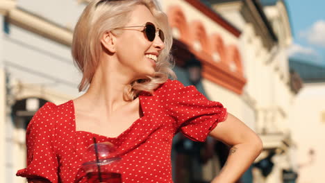 mujer feliz al aire libre