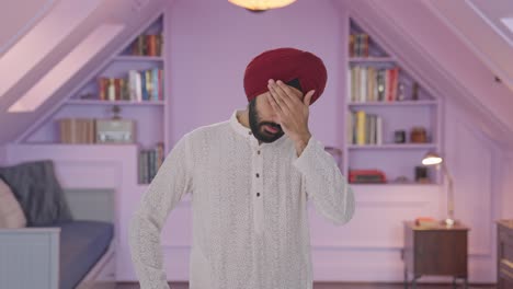 hombre indio sikh enfermo que sufre de dolor de cabeza