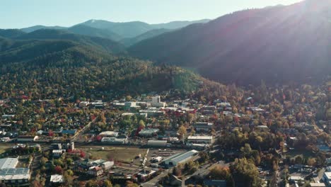 dramático amanecer sobre el centro de ashland en el sur de oregon, ee.uu.