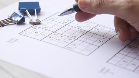resolviendo un rompecabezas de sudoku