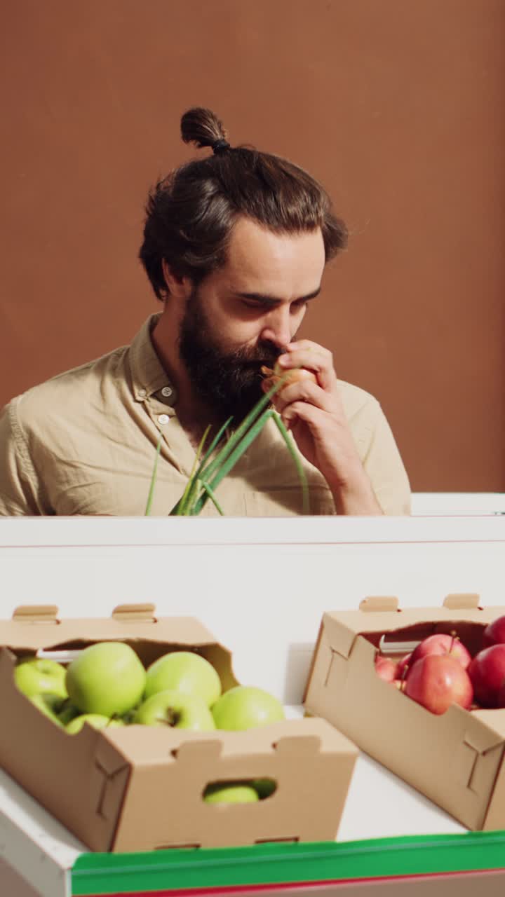 Vídeo vertical de um homem comprando verduras orgânicas