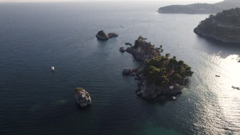 Vista-Aérea-Cinematográfica-De-La-Isla-De-Panagia-Frente-A-La-Costa-De-Parga-En-El-Mar-Jónico