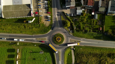 Luftverkehr-Von-Oben-Nach-Unten-Im-Kreisverkehr-An-Sonnigen-Tagen