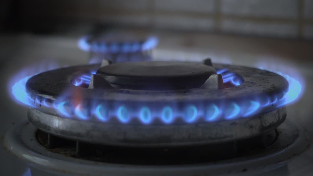 음식 요리를 위해 집에 있는 가스 연소 스토브