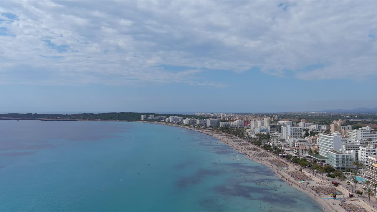 mallorca: vista aérea de la ciudad turística de son servera en la isla de mallorca, españa, europa | seguimiento de la playa