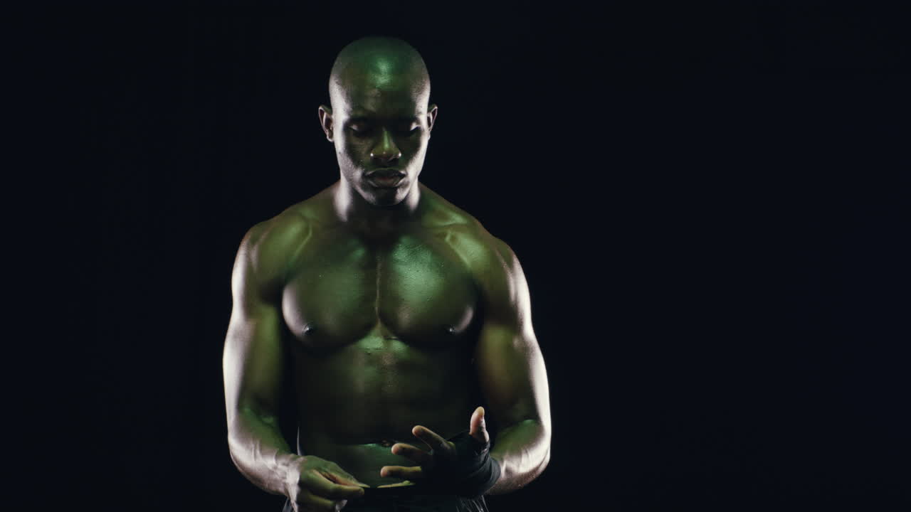 asegurándose de que sus manos estén bien envueltas