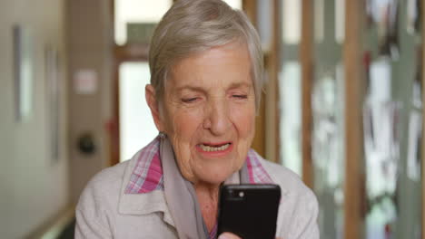 Senior-woman,-phone-and-communication