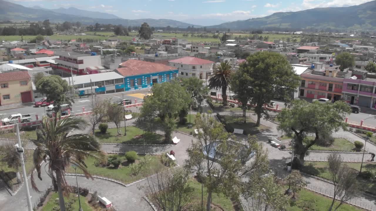 Un sorvolo del parco centrale ad Aloasi.
