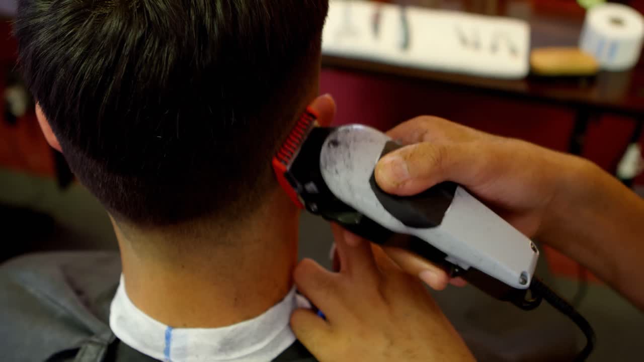 hombre cortándose el cabello por un peluquero 4k