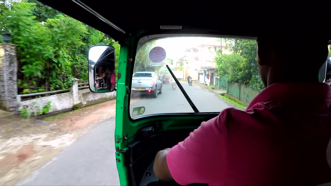 tucktuck es un transporte famoso en sri lanka