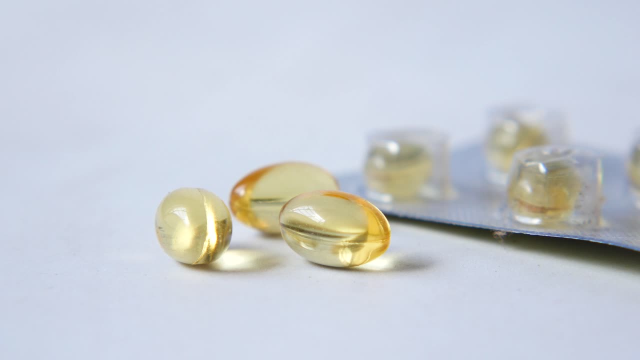 cápsulas amarillas y envase blister