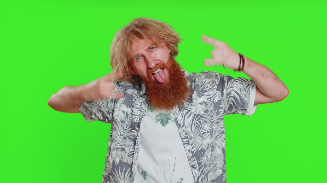 Glad mand viser rock n roll gestus med hænderne cool tegn skørt udtryk danser sejr vinder