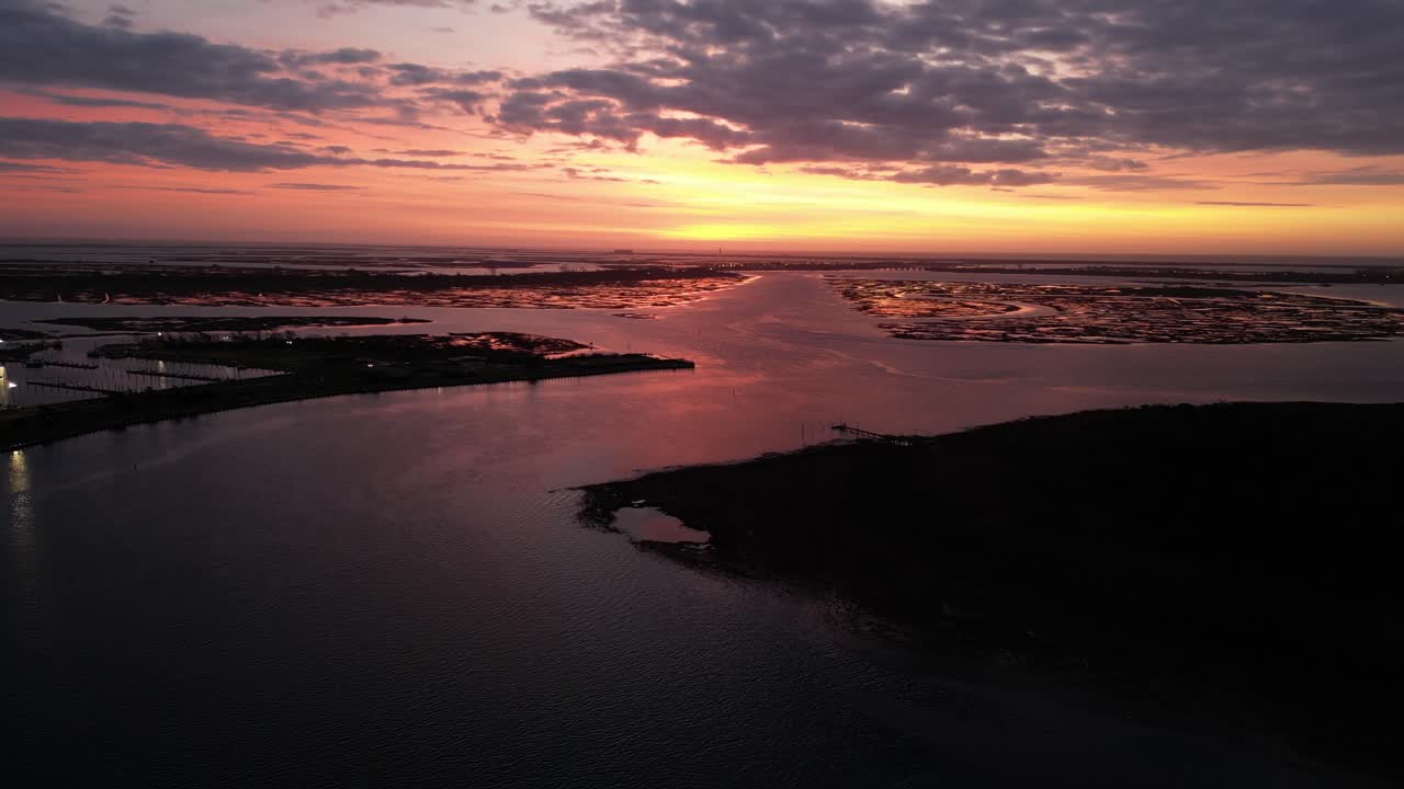 una vista aérea de una bahía en long island, nueva york al amanecer