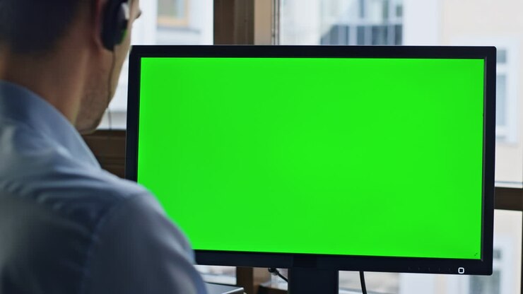 Operatør arbejder ved grøn computer, nærbillede. Chromakey kontorudstyr.