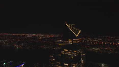 Vorwärtsflug-Zum-Modernen-Hohen-Wolkenkratzer-Mit-Himmelsdeck.-Nachtstadtbild-Im-Hintergrund.-Manhattan,-New-York-City,-Vereinigte-Staaten